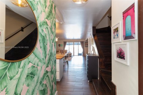 Townhouse in North Miami, Florida 2 bedrooms, 134.15 sq.m. № 1889950 - photo 4