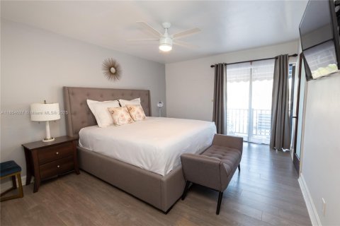 Townhouse in North Miami, Florida 2 bedrooms, 134.15 sq.m. № 1889950 - photo 14
