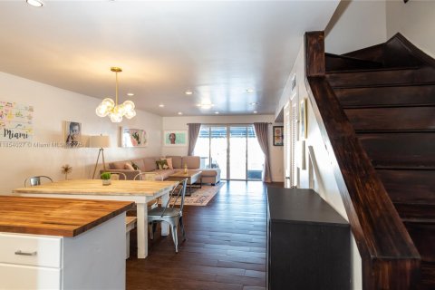 Townhouse in North Miami, Florida 2 bedrooms, 134.15 sq.m. № 1889950 - photo 5