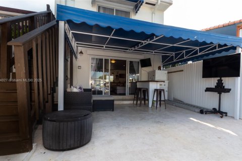 Townhouse in North Miami, Florida 2 bedrooms, 134.15 sq.m. № 1889950 - photo 12