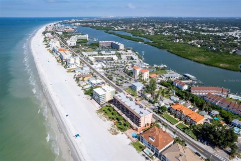 Townhouse in Indian Shores, Florida 3 bedrooms, 266.91 sq.m. № 2092157 - photo 6