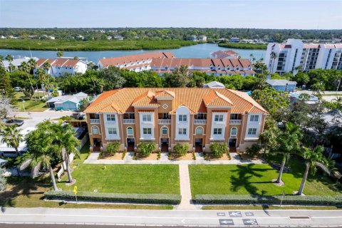 Townhouse in Indian Shores, Florida 3 bedrooms, 266.91 sq.m. № 2092157