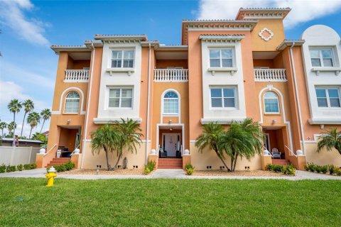 Townhouse in Indian Shores, Florida 3 bedrooms, 266.91 sq.m. № 2092157 - photo 8