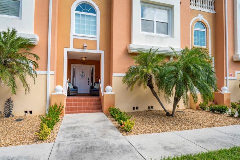 Townhouse in Indian Shores, Florida 3 bedrooms, 266.91 sq.m. № 2092157 - photo 9