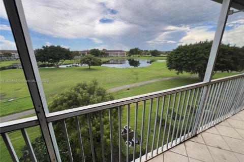 Condominio en alquiler en Pembroke Pines, Florida, 2 dormitorios, 88.54 m2 № 1951652 - foto 1