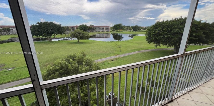 Condominio en Pembroke Pines, Florida, 2 dormitorios  № 1951652