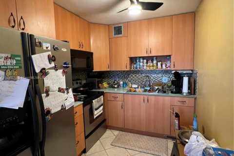 Condominio en alquiler en Pembroke Pines, Florida, 2 dormitorios, 88.54 m2 № 1951652 - foto 2