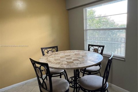 Condominio en alquiler en Pembroke Pines, Florida, 2 dormitorios, 88.54 m2 № 1951652 - foto 3