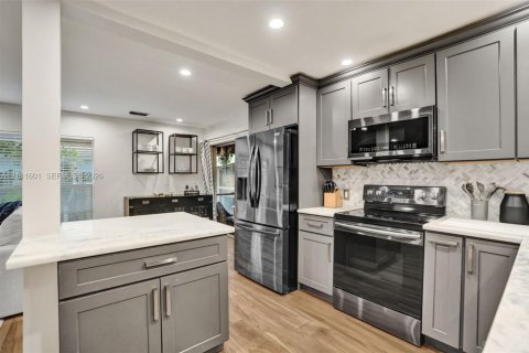 Villa ou maison à vendre à Sunrise, Floride: 4 chambres, 182.09 m2 № 2439363 - photo 15
