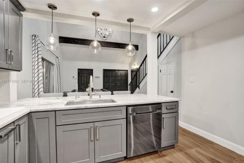 Villa ou maison à vendre à Sunrise, Floride: 4 chambres, 182.09 m2 № 2439363 - photo 10