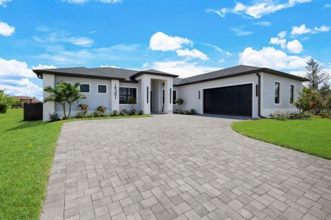 House in Port Charlotte, Florida 4 bedrooms, 218.23 sq.m. № 2203765