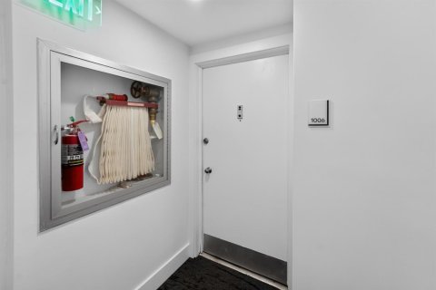 Condo in Pompano Beach, Florida, 2 bedrooms  № 2402330 - photo 11