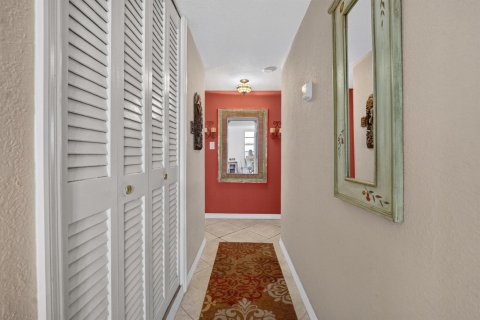 Condo in Pompano Beach, Florida, 2 bedrooms  № 2402330 - photo 24