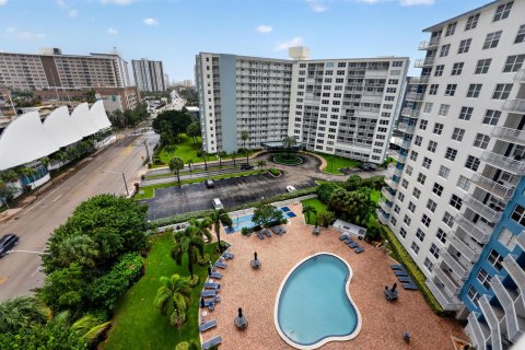 Condo in Pompano Beach, Florida, 2 bedrooms  № 2402330 - photo 16