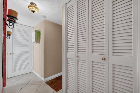 Condo in Pompano Beach, Florida, 2 bedrooms  № 2402330 - photo 12