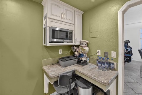Condo in Pompano Beach, Florida, 2 bedrooms  № 2402330 - photo 8