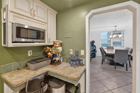 Condo in Pompano Beach, Florida, 2 bedrooms  № 2402330 - photo 13
