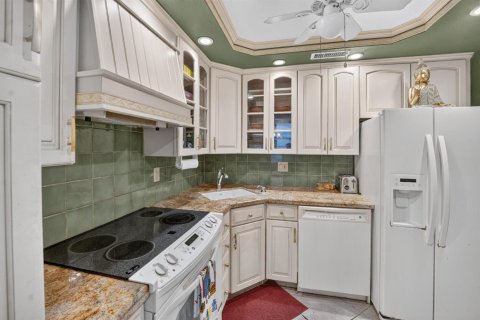 Condo in Pompano Beach, Florida, 2 bedrooms  № 2402330 - photo 5