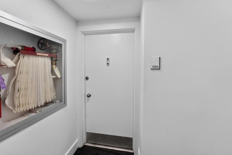 Condo in Pompano Beach, Florida, 2 bedrooms  № 2402330 - photo 3