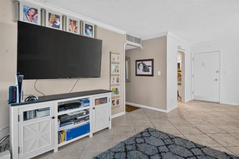 Condo in Pompano Beach, Florida, 2 bedrooms  № 2402330 - photo 23