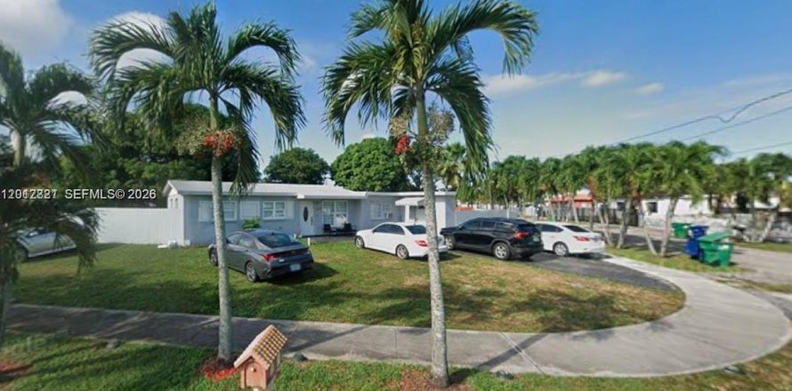 House in Miami Gardens, Florida 3 bedrooms, 95.22 sq.m. № 2076343