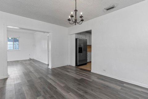House in Miami Gardens, Florida 4 bedrooms, 187.57 sq.m. № 2301691 - photo 14