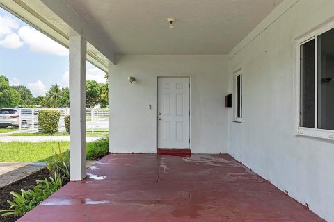 House in Miami Gardens, Florida 4 bedrooms, 187.57 sq.m. № 2301691 - photo 4