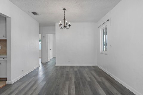 House in Miami Gardens, Florida 4 bedrooms, 187.57 sq.m. № 2301691 - photo 11