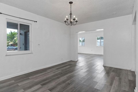 House in Miami Gardens, Florida 4 bedrooms, 187.57 sq.m. № 2301691 - photo 13
