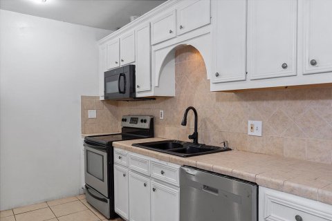 House in Miami Gardens, Florida 4 bedrooms, 187.57 sq.m. № 2301691 - photo 16