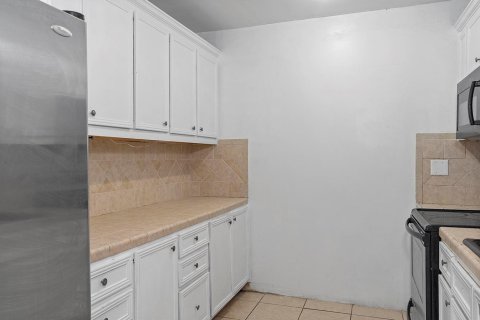 House in Miami Gardens, Florida 4 bedrooms, 187.57 sq.m. № 2301691 - photo 17