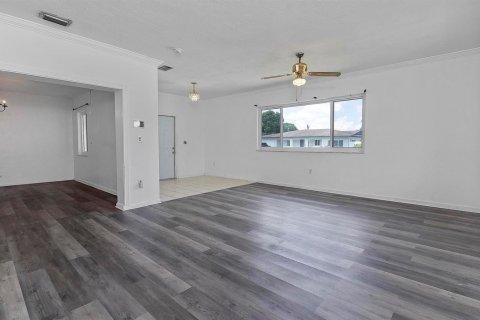 House in Miami Gardens, Florida 4 bedrooms, 187.57 sq.m. № 2301691 - photo 8