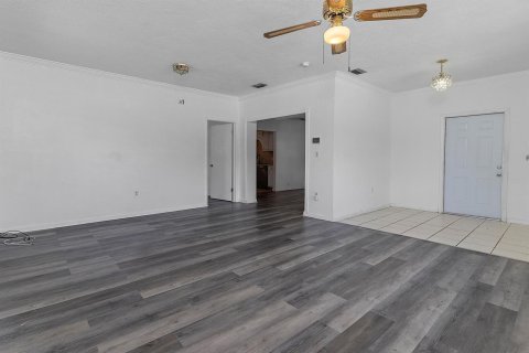 House in Miami Gardens, Florida 4 bedrooms, 187.57 sq.m. № 2301691 - photo 7
