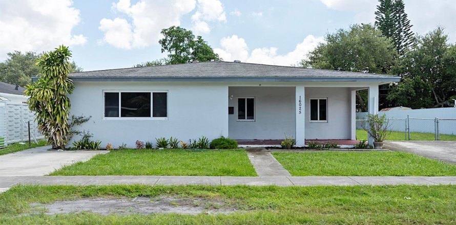 House in Miami Gardens, Florida 4 bedrooms, 187.57 sq.m. № 2301691