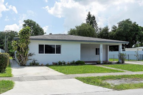 House in Miami Gardens, Florida 4 bedrooms, 187.57 sq.m. № 2301691 - photo 3