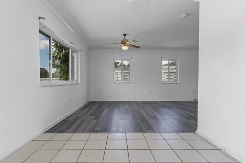 House in Miami Gardens, Florida 4 bedrooms, 187.57 sq.m. № 2301691 - photo 5