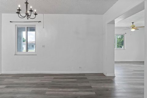 House in Miami Gardens, Florida 4 bedrooms, 187.57 sq.m. № 2301691 - photo 12