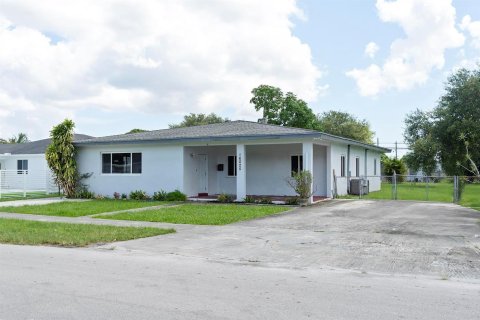 House in Miami Gardens, Florida 4 bedrooms, 187.57 sq.m. № 2301691 - photo 2
