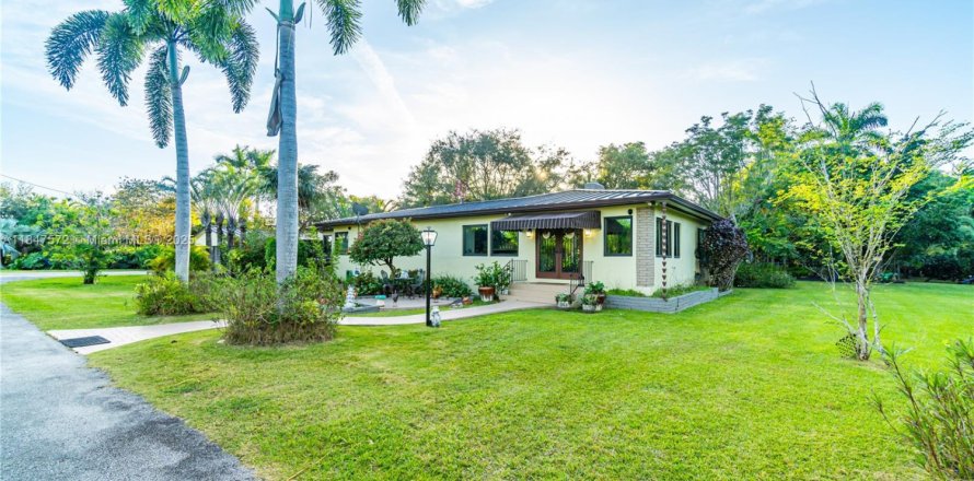 House in Homestead, Florida 4 bedrooms, 187.01 sq.m. № 2013900