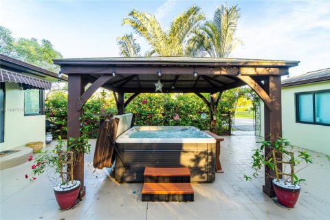 House in Homestead, Florida 4 bedrooms, 187.01 sq.m. № 2013900 - photo 5