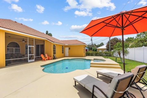 House in Saint Lucie, Florida 5 bedrooms, 250.74 sq.m. № 2151660 - photo 21