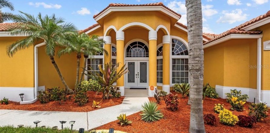 House in Saint Lucie, Florida 5 bedrooms, 250.74 sq.m. № 2151660