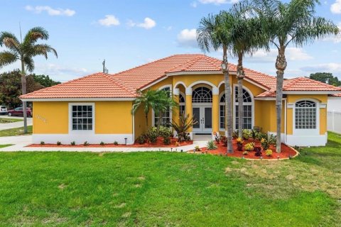 House in Saint Lucie, Florida 5 bedrooms, 250.74 sq.m. № 2151660 - photo 2