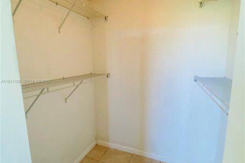 Снять в аренду кондоминиум в Маргит, Флорида 2 спальни, 92.9м2, № 1989599 - фото 9