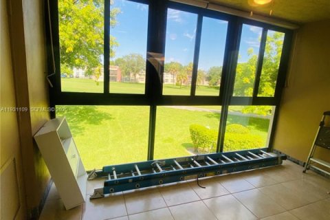 Снять в аренду кондоминиум в Маргит, Флорида 2 спальни, 92.9м2, № 1989599 - фото 4