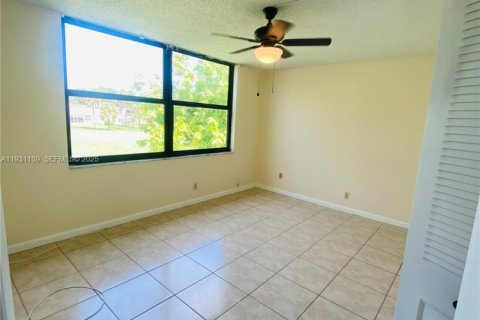 Снять в аренду кондоминиум в Маргит, Флорида 2 спальни, 92.9м2, № 1989599 - фото 11