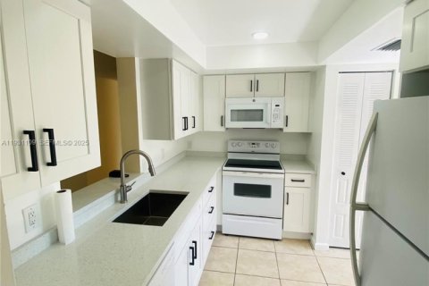 Снять в аренду кондоминиум в Маргит, Флорида 2 спальни, 92.9м2, № 1989599 - фото 5