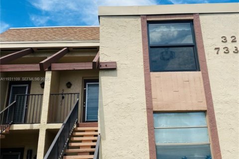 Снять в аренду кондоминиум в Маргит, Флорида 2 спальни, 92.9м2, № 1989599 - фото 1