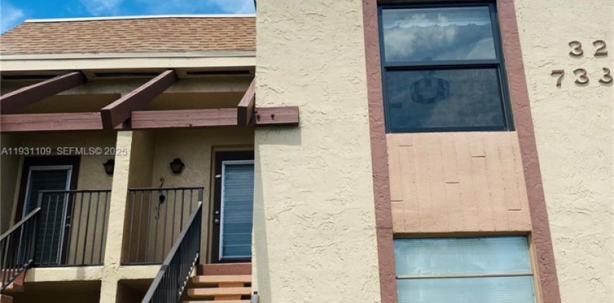 Кондоминиум с 2 спальнями в Маргит, Флорида № 1989599