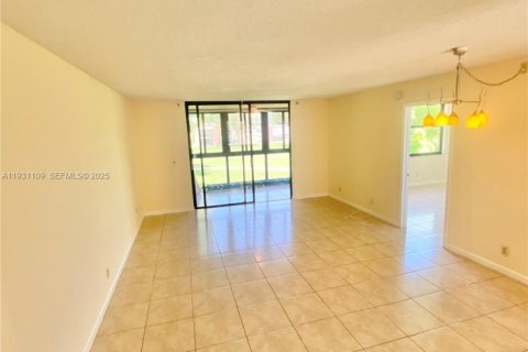 Снять в аренду кондоминиум в Маргит, Флорида 2 спальни, 92.9м2, № 1989599 - фото 2